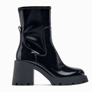 NWT FAUX PATENT LEATHER HEELED LUG SOLE ANKLE BOOTS SIZE 41